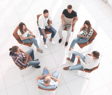 yeni fikirleri tartışmak iş takımının Üstten Görünüm.