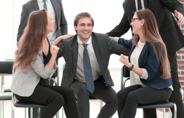 iş adamları birbirlerine selamlıyorum