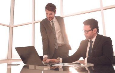 Yönetici ve çalışan mali belgeleri tartışıyor