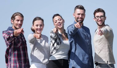 Kendine güvenen genç insanlar ellerini ileri gösterilen