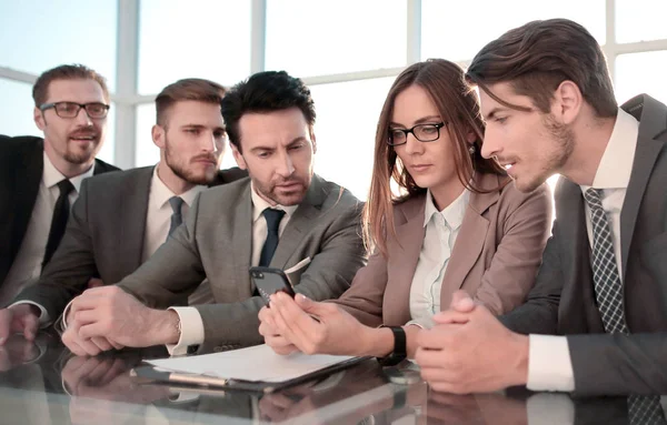 Affari, lavoro di squadra, concetto di brainstorming . — Foto Stock