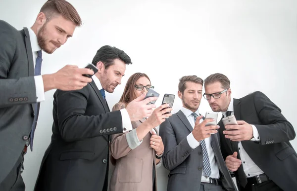 Üzleti csapat nézi a képernyők az okostelefonok — Stock Fotó