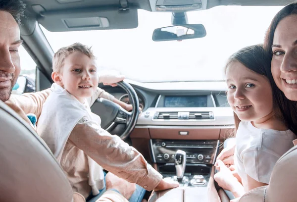 Familia alegre sentada en el coche — Foto de Stock