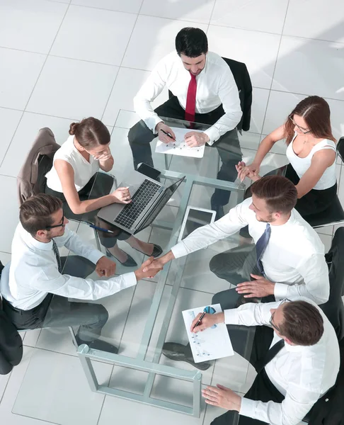 Equipe de negócios discutindo juntos planos de negócios — Fotografia de Stock