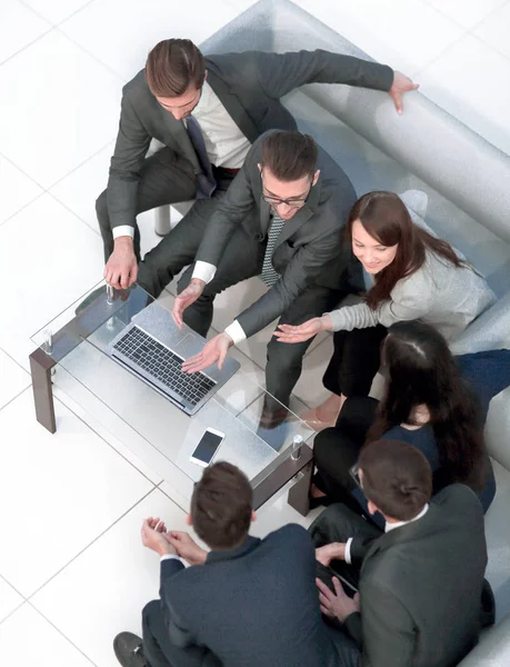 Una fila de empresarios esperando una entrevista. Concepto sobre b —  Fotos de Stock