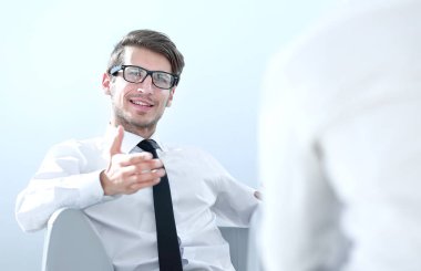 bir şey meslektaşı için açıklayan işadamı