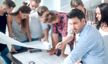 takım lideri, çalışanların çalışma denetliyor