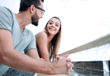Otelin terasında ayakta aşık up.Couple kapatın