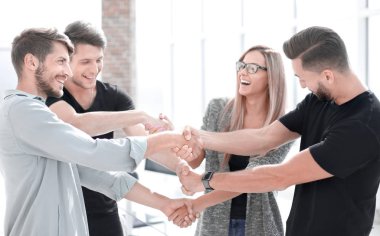 üst üste ofisinde mutlu gülümseyen iş takım ayakta.