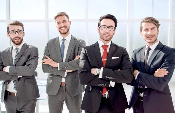 Ofiste duran bir grup iş adamı.
