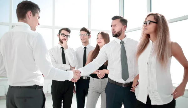 Equipo de negocios en busca de un apretón de manos del socio comercial — Foto de Stock