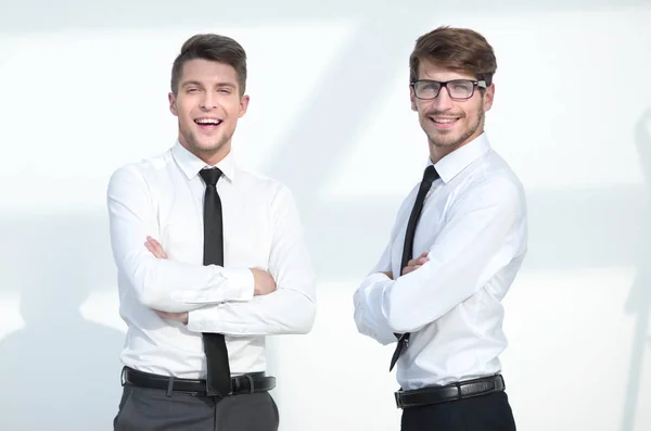 Два бізнесмени стоять зі схрещеними руками і посміхаються — стокове фото