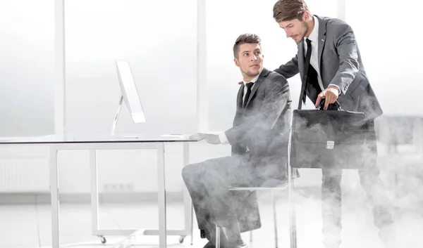 Two businessmen during the beginning of the fire — Stock Photo, Image