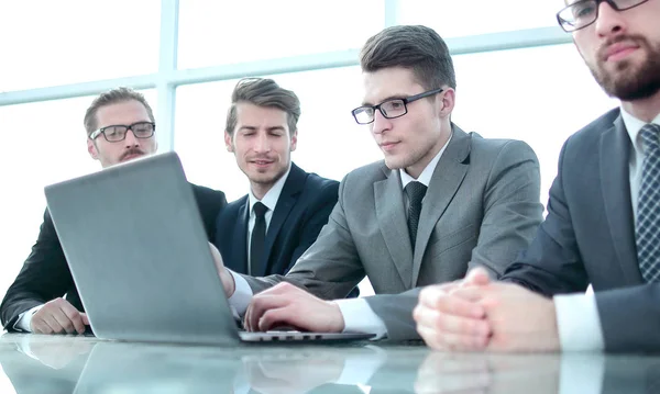 Gruppe von Geschäftsleuten sitzt an einem Schreibtisch — Stockfoto
