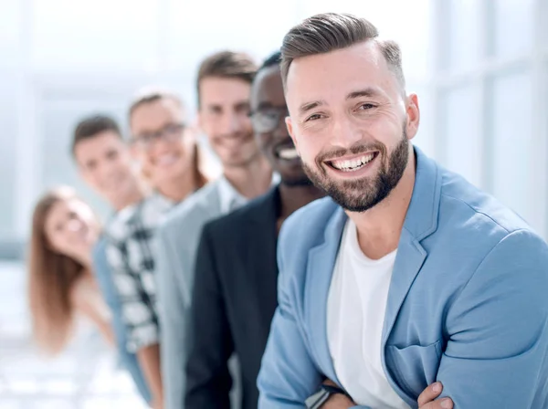 Seis personas diferentes de pie en una fila . — Foto de Stock