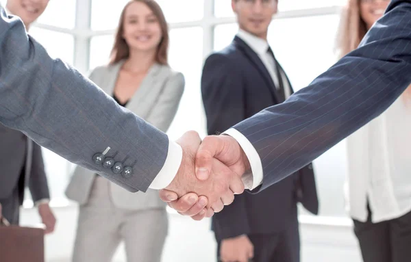 Stäng up.handshake business partners i kontoret. — Stockfoto