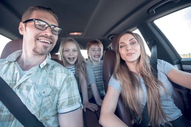 yakın çekim. Çocuklu mutlu ailesi pikniğe gitmek