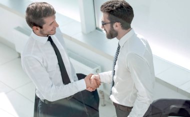 karşılıklı iş adamları ofiste hoş geldiniz.