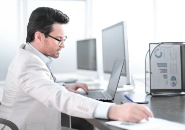 bir not defteri bilgileri yazma işadamı