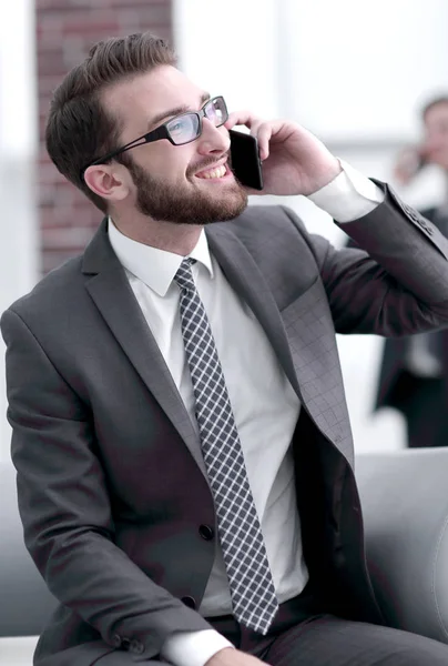 Empresário encantador falando ao telefone em um prédio moderno — Fotografia de Stock