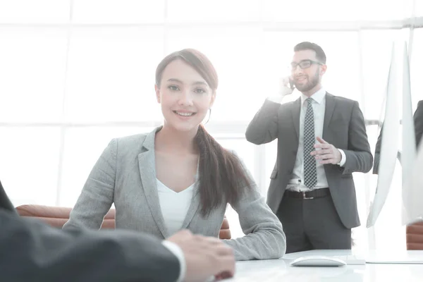 Beraterin sitzt am Schreibtisch — Stockfoto