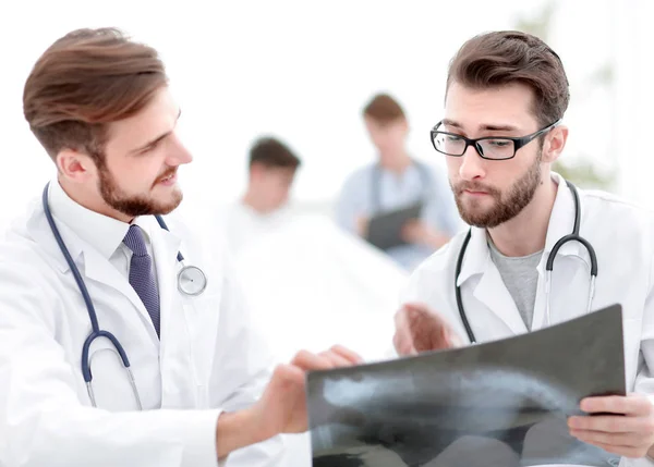 Två läkare titta på röntgen. — Stockfoto