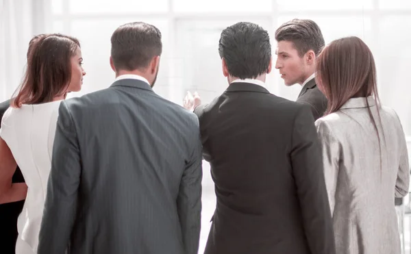 Stäng up.employees diskuterar en ny företagspresentation — Stockfoto