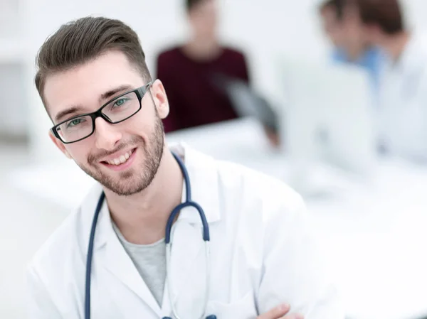 Guapo médico sobre fondo borroso — Foto de Stock