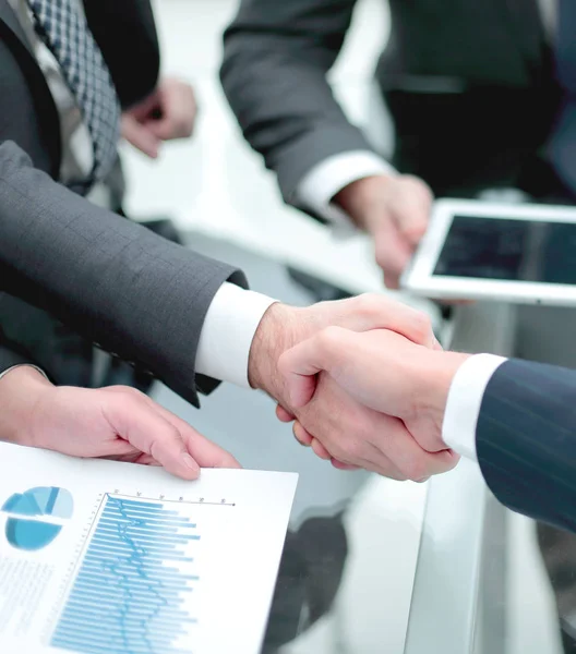 Fecha. handshake colegas de negócios — Fotografia de Stock