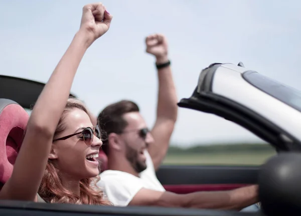 Cerrar up.happy pareja amorosa viajando en un coche . — Foto de Stock