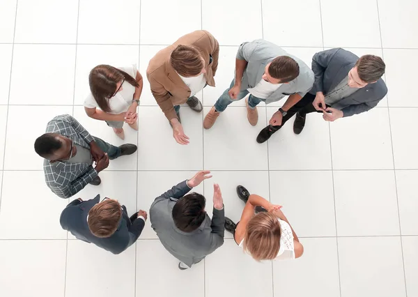 Top view.a gruppo di dipendenti in piedi nella hall dell'ufficio — Foto Stock