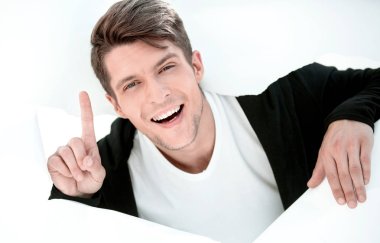 Kâğıt bir duvarı yıkıp gelen bir iş adamı.