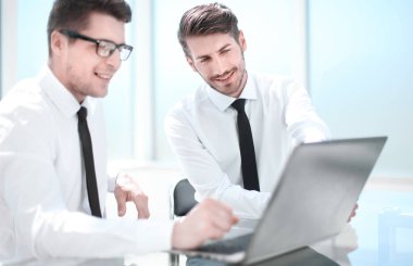 Gençler ile bir dizüstü bilgisayar çalışma ofisi