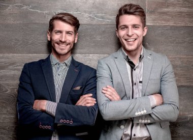 Genç businessmans birlikte gri arka plan karşı stüdyo çekim