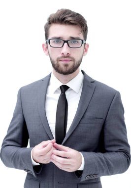 Mutlu genç adam şık bir takım elbise giymiş siyah saçlı