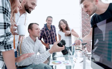 Grup fotoğrafı modern bir ofiste çalışan editörler.