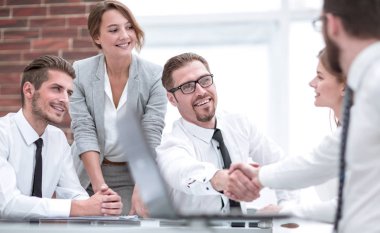 Müşterinin el sallayarak Yöneticisi