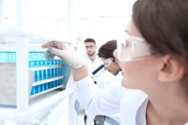 Laboratuarda test tüpleri ile genç kadın