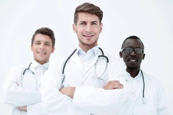 Drei selbstbewusste Ärzte-Kollegen stehen zusammen — Stockfoto