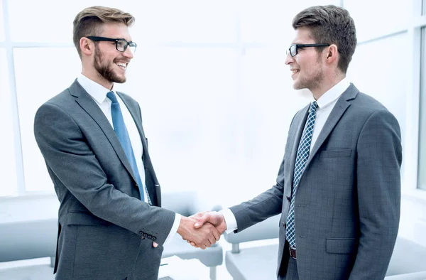 Cerrar up.handshake gente de negocios en una oficina moderna — Foto de Stock