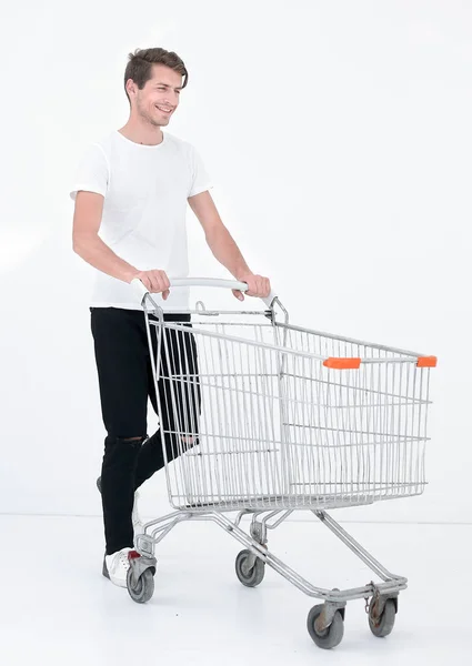Sorridente homem empurrando carrinho de compras . — Fotografia de Stock
