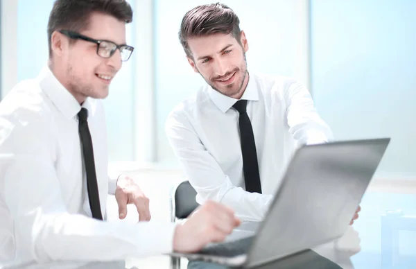 Jugendliche im Büro arbeiten mit Laptop — Stockfoto