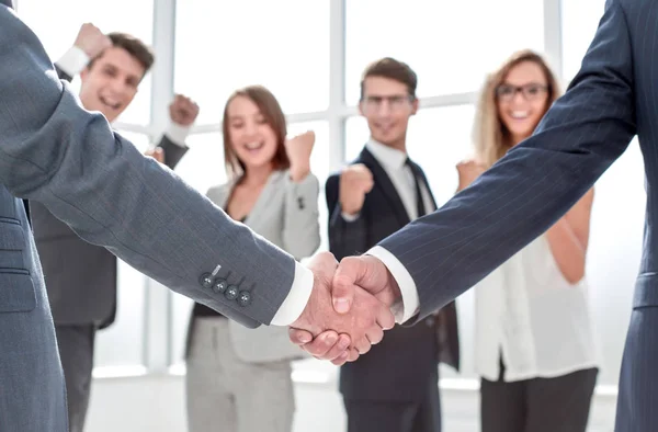 Close up.handshake parceiros de negócios em backgroun escritório borrado — Fotografia de Stock