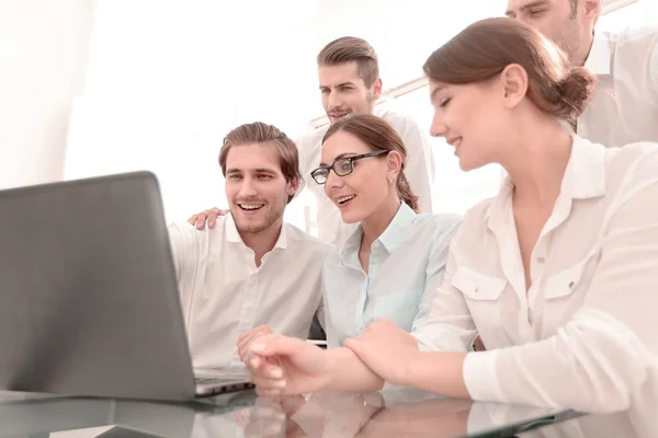 Business team kijkt naar de laptop scherm — Stockfoto