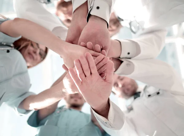 Крупним планом медична команда показує свою єдність — стокове фото