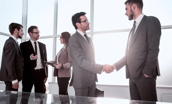 Empleado acepta felicitaciones del jefe — Foto de Stock