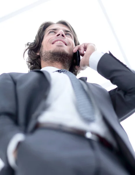 Hombre de negocios hablando en móvil .isolated en blanco . —  Fotos de Stock