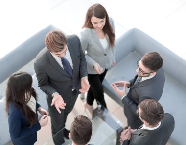 üst üste ofisinde mutlu gülümseyen iş takım ayakta.