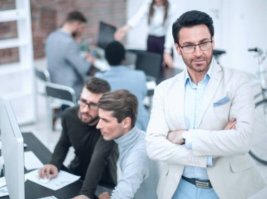 ofis arka plan üzerinde emin iş adamı.