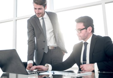 Yönetici ve çalışan mali belgeleri tartışıyor